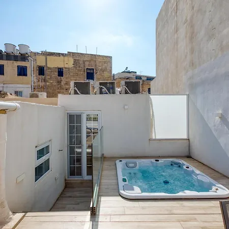 Impressive 3 Bedrooms, Sun Terrace, Jacuzzi Amra1-1 펜션 슬리에마
