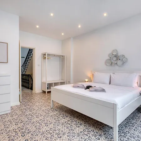 Impressive 3 Bedrooms, Sun Terrace, Jacuzzi Amra1-1 펜션 슬리에마