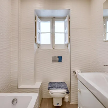 Impressive 3 Bedrooms, Sun Terrace, Jacuzzi Amra1-1 Case de vacanță