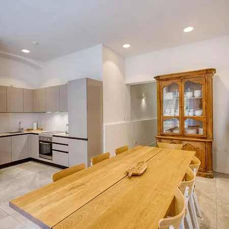 Impressive 3 Bedrooms, Sun Terrace, Jacuzzi Amra1-1 Case de vacanță *