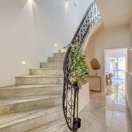 Impressive 3 Bedrooms, Sun Terrace, Jacuzzi Amra1-1 Case de vacanță