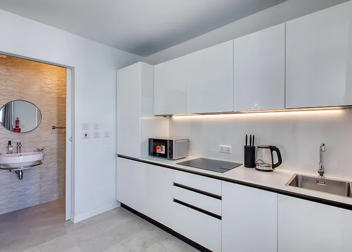 Impressive 3 Bedrooms, Sun Terrace, Jacuzzi Amra1-1 بيت للعطل *