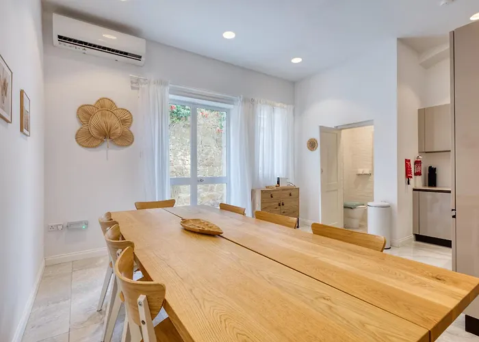 Impressive 3 Bedrooms, Sun Terrace, Jacuzzi Amra1-1 سليمة